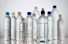 Reutilizar las botellas de agua es un riesgo a la salud